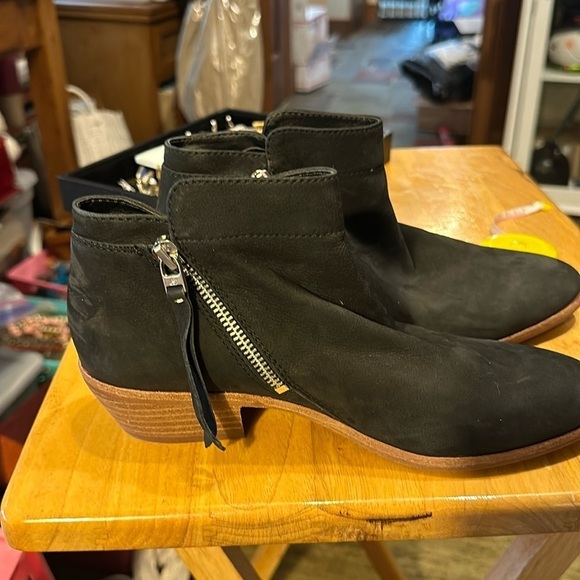 Sam Edelman size 7 upper leather ankle boot. And gently used condition.​​ - Picture 1 of 6